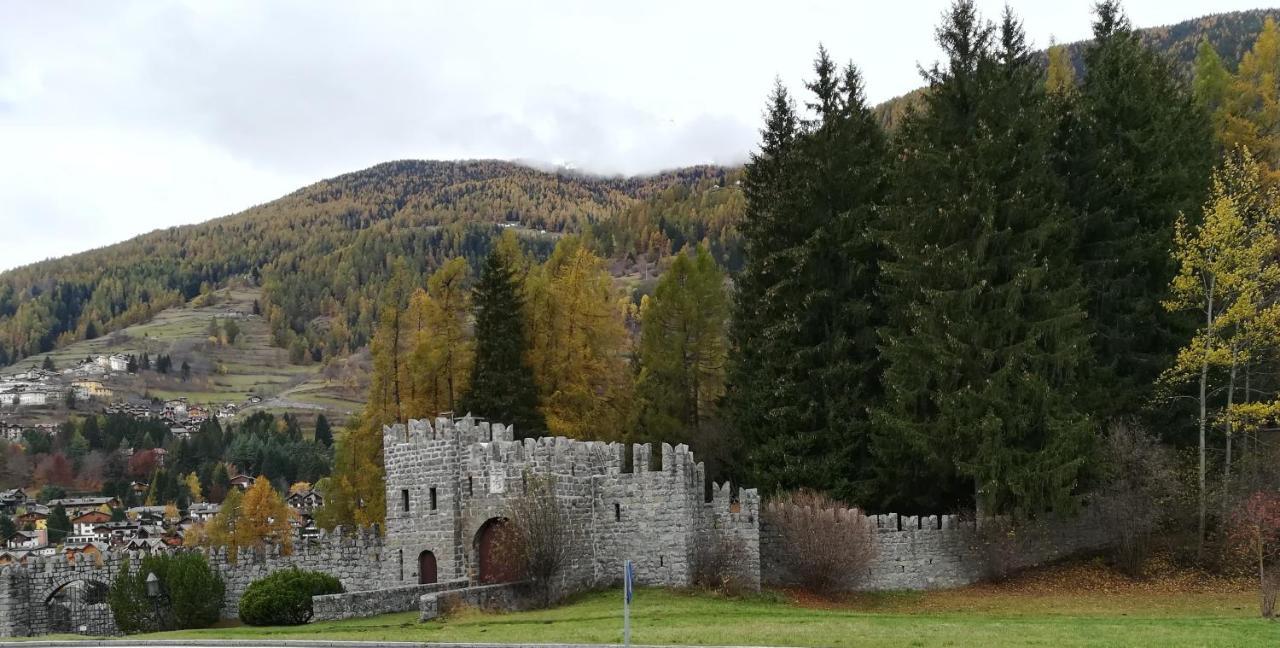 Un Nido Nella Torre Del Castello Apartamento Ponte Di Legno Exterior foto